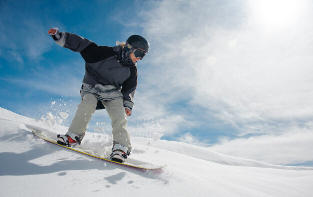 Jak wybrać najlepszą kurtkę narciarską? Najważniejsze cechy