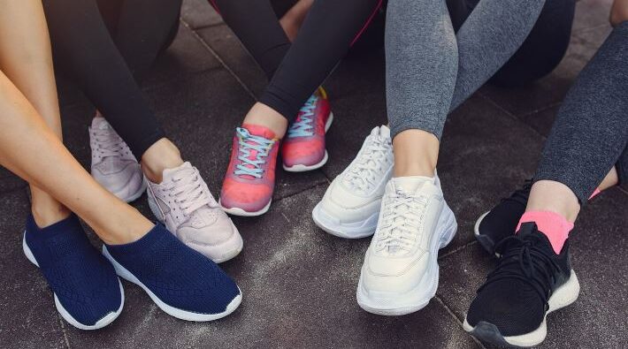 Stylizacje damskie ze sneakersami niskimi
